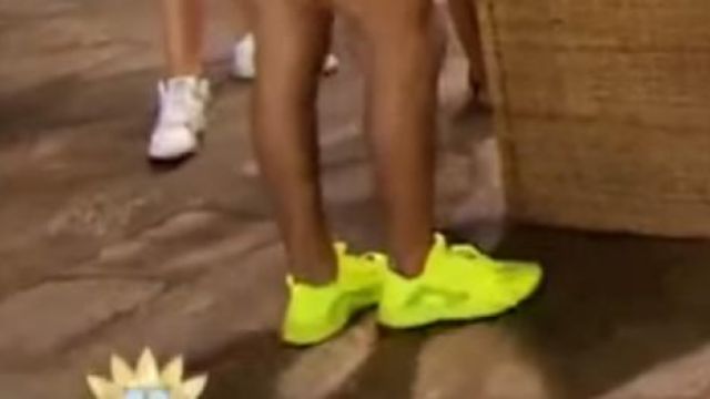 La paire de Nike Air Huarache Run Ultra BR jaunes de Julien Bert dans La Villa des Coeurs Brisés
