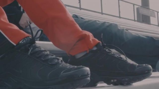 The pair of Nike Air Max plus triple black worn by Lil Skies in her video clip Nowadays