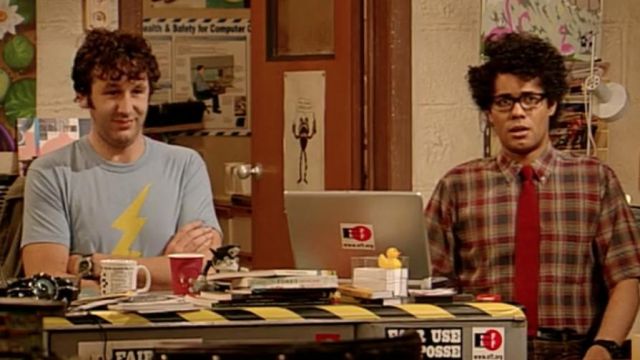 Lightning Blue Tee worn by Roy (Chris O'Dowd) in The It Crowd S01E03