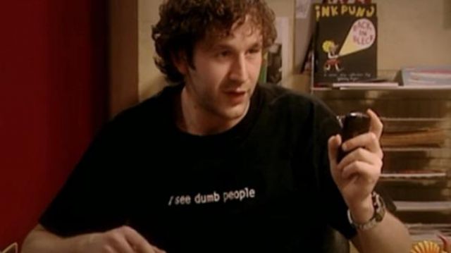 I see dumb people t shirt worn by Roy (Chris O'Dowd) in The It Crowd S02E02