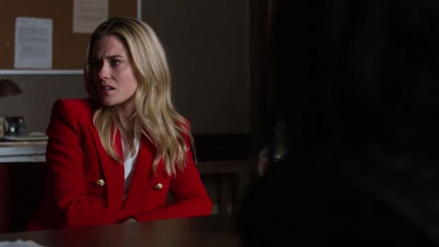 La veste rouge de Trish (Rachael Taylor) dans Jessica Jones S02E10