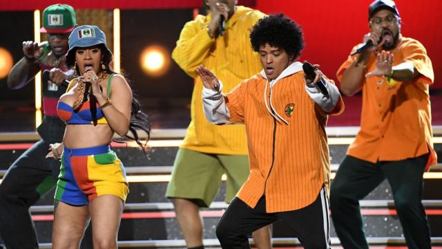 La veste orange Cross Colours portée par Bruno Mars lors de son titre Finesse aux Grammy Awards