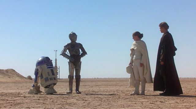 L'en­semble blanc avec cape de Padme Amidala (Na­tha­lie Port­man) dans Star Wars Epi­sode II