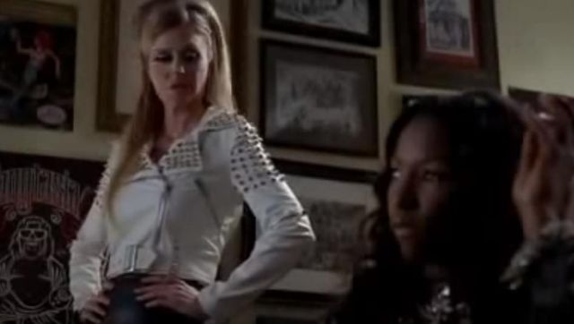 La veste en cuir blanche de Pam (Kristin Bauer) dans True Blood S05E10