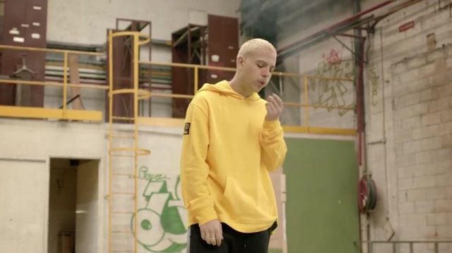 Le sweatshirt jaune Puma x Xo­jaune de PLK dans son clip Pas les mêmes