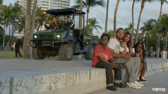 La paire de Nike Air Jordan 6 que porte une personne dans le clip God’s plan de Drake