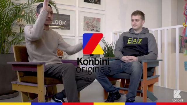 Le sweatshirt à capuche gris EA7 Emporio Armani de Vald dans son interview pour Konbini