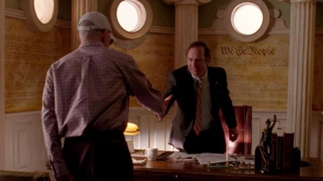 Estatua de Lady Justice on Marble en el escritorio de Saul Goodman (Bob Odenkirk) en la serie de televisión Breaking Bad (S02E08)