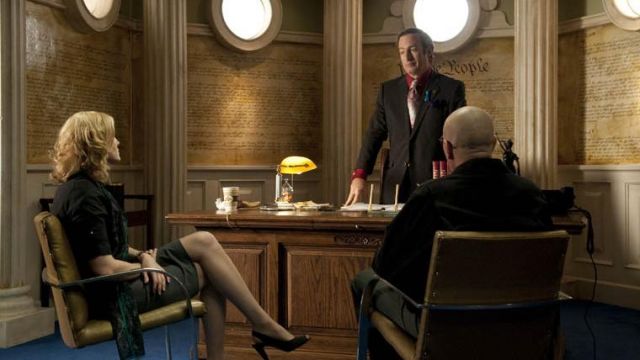 Lady Justice on Marble statue sur le bureau de Saul Goodman (Bob Odenkirk) comme on le voit dans la série télévisée Breaking Bad (Saison 2 Épisode 11)