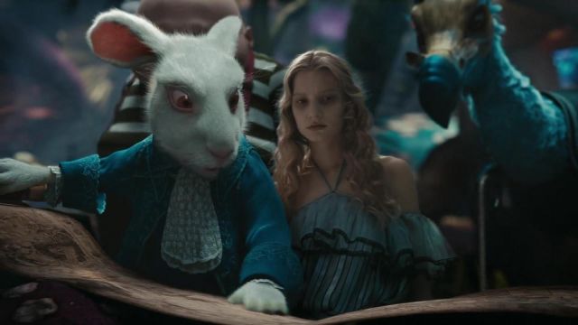 Alice (Mia Wasikowska) adapté robe bleue dans Alice au pays des Merveilles