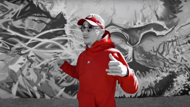 Le sweatshirt à capuche rouge Rewind France de Mister V dna son clip Top Album