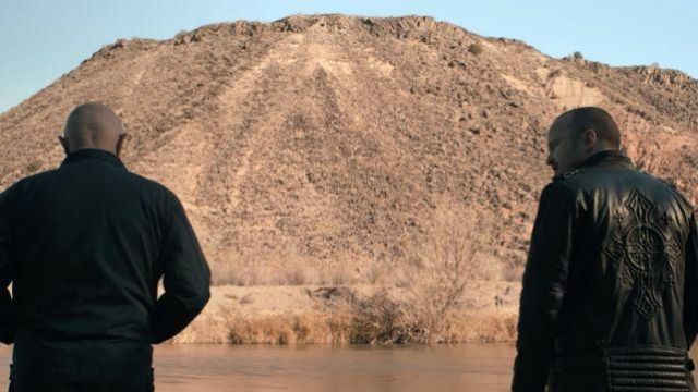 La veste en cuir Affliction Black Premium avec un imprimé croix portée par Jesse Pinkman (Aaron Paul) dans la série Breaking Bad S05E02