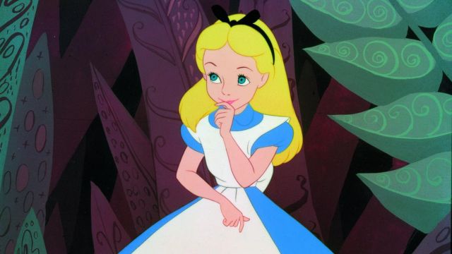 La perruque blonde d'Alice dans le dessin animé Alice au pays des merveilles