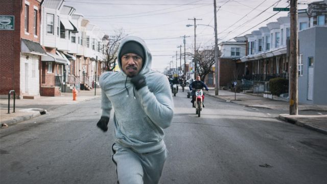 Le pantalon de survêtement gris Nike porté par Adonis Johnson Creed (Michael B. Jordan) dans le film Creed : L'héritage de Rocky Balboa