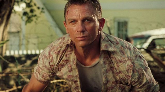 The shirt printed Aloha James Bond (Daniel Craig) in Casino Royale