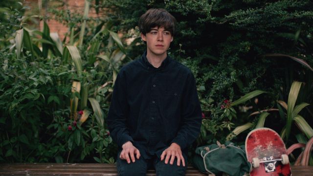 The black shirt of James (Alex Lawther) in The End Of The F***ing World S01E01