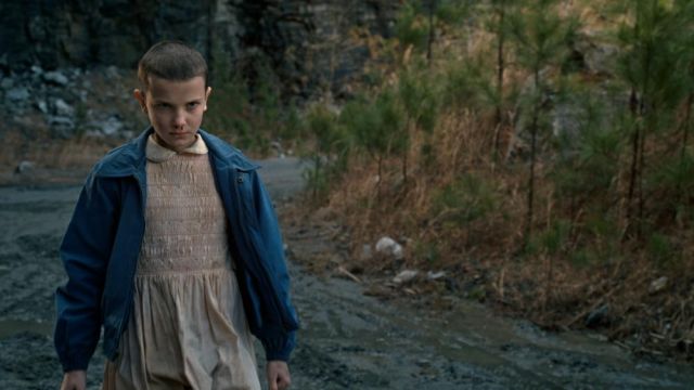 The cosplay of 11 (Millie Bobby Brown) in Stranger Things S01E06
