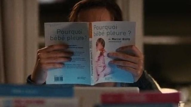 Le livre Pourquoi bébé pleure ? que lit Barbara Dray (Louise Bourgoin) dans le film un heureux événement