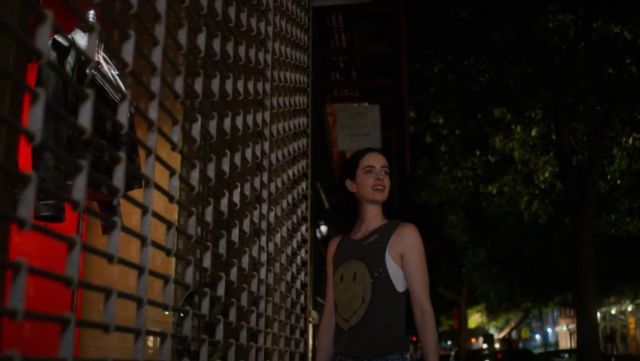 The tank top Smiley of Jessica Jones (Krysten Ritter) in Marvel's Jessica Jones S02E07