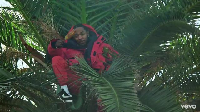 Le manteau rouge de Kendrick Lamar dans le clip King's Dead de Jay Rock
