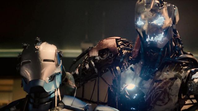 Le casque endommagé de Ul­tron (James Spa­der) dans Aven­gers : L'Ère d'Ul­tron