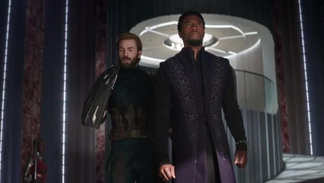 The black shield of Steve Rogers / Captain America (Chris Evans) in the Avengers : Infinity War