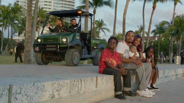 La paire de Nike Air Jordan 6 'Alternate" d'un figurant dans le clip God's Plan de Drake
