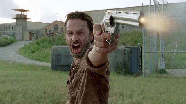 The pistol Colt Python Rick Grimes (Andrew Lincoln) in The Walking Dead S04E08