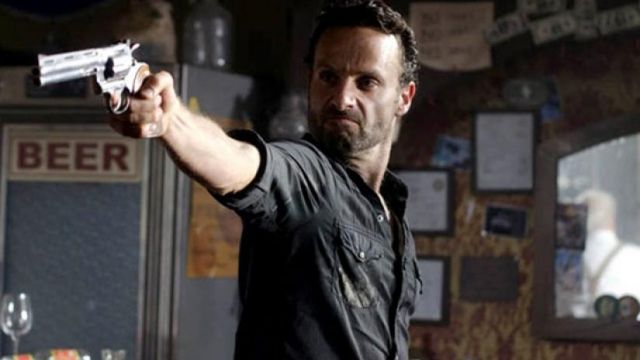 The pistol Colt Python Rick Grimes (Andrew Lincoln) in The Walking Dead S02E08