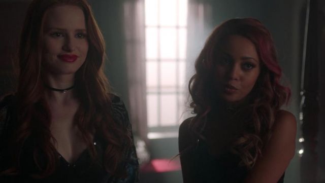 The chemise in silk of Cheryl Blossom (Madeleine Petsch) in Riverdale S02E15