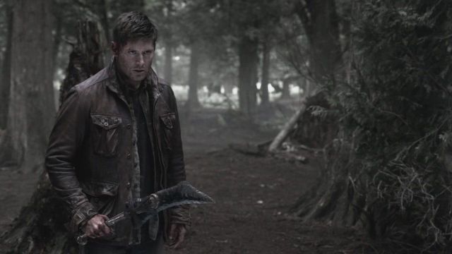 Dean Win­ches­ter's (Jen­sen Ackles) purgatory blade replica in Su­per­na­tu­ral season 8