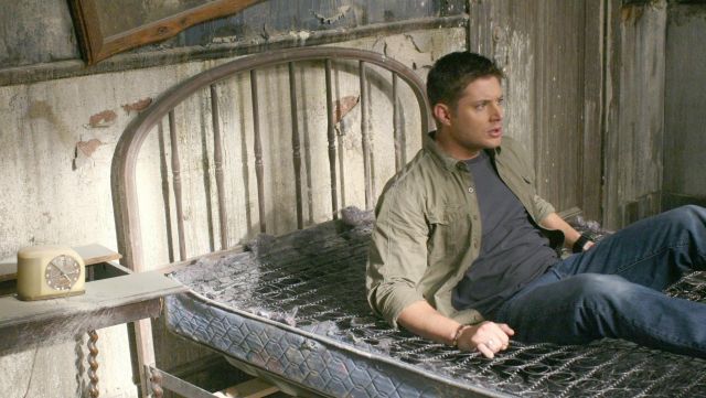 Dean Win­ches­ter's (Jen­sen Ackles) skull bracelet replica in Su­per­na­tu­ral