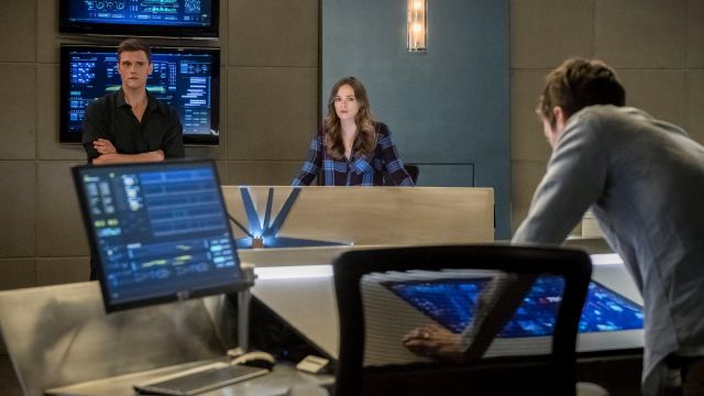 The plaid shirt Rails of Dr. Caitlin Snow (Danielle Panabaker) in The Flash S04E16