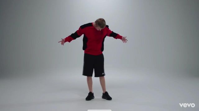 Le short de sport Adidas Performance (black/white 3 bandes) de Vald dans son clip Désaccordé