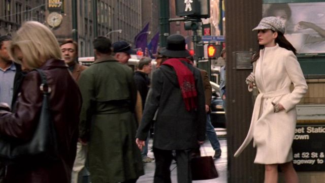 Le manteau blanc Yigal Azrouel de Andrea Sachs (Anne Hathaway) dans Le diable s'habille en Prada