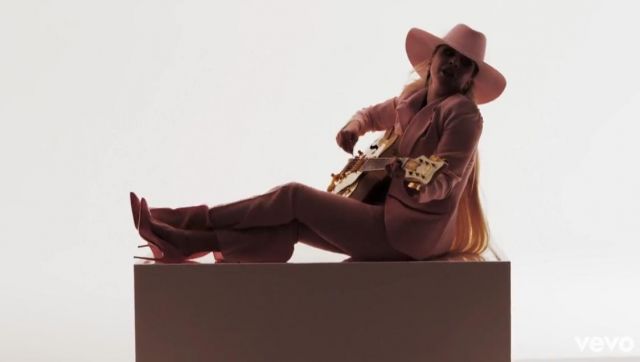 Le chapeau rose de Lady Gaga dans son clip Million Reasons