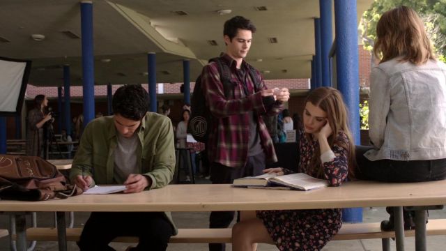 La chemise à carreaux Matix de Stiles Stilinski (Dylan O’Brien) dans Teen Wolf S06E01
