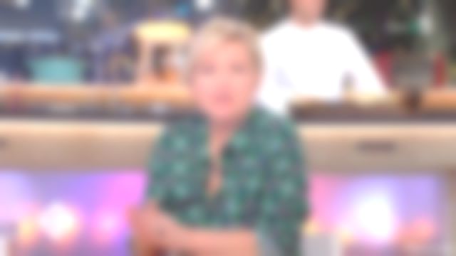 La chemise à motif portée par Anne-Elisabeth Lemoine dans C à vous du 7 mars 2018
