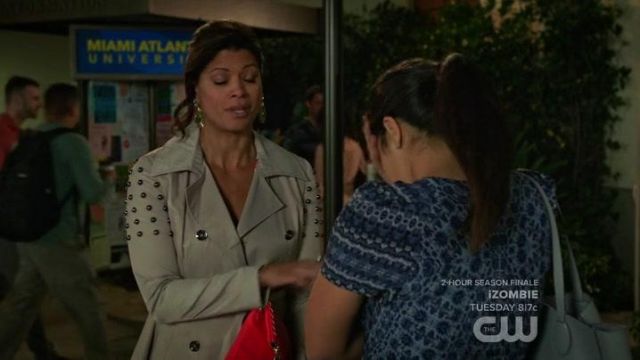 La robe bleue de Jane Vil­la­nueva (Gina Rodriguez) dans Jane the Virgin S02E17