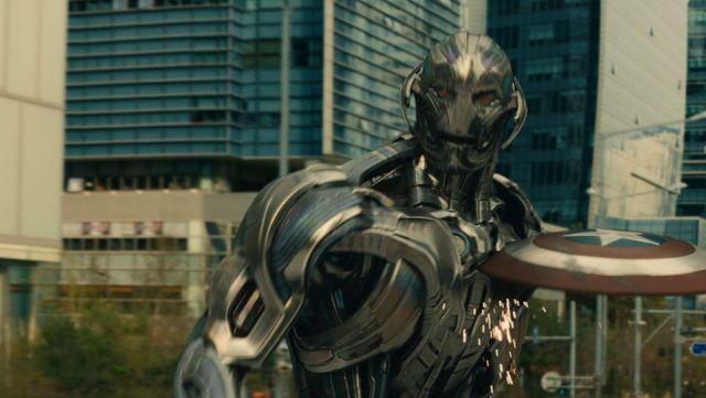 Le bouclier en métal de Captain America / Steve Rogers (Chris Evans) dans Avengers : Age of Ultron