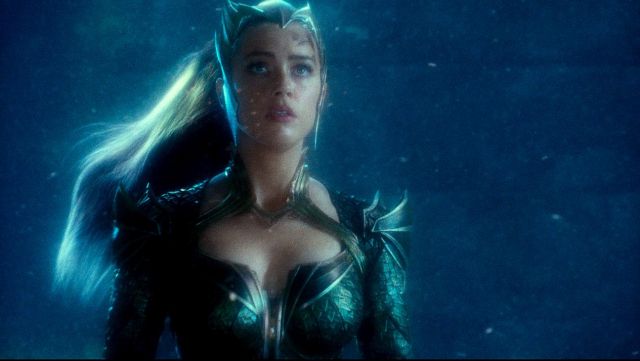 Mera (Amber Heard) de la couronne réplique comme on le voit dans la Justice League