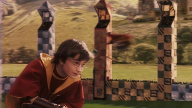 The replica of the pull of Quidditch from the house Gryffindor from Harry Potter (Daniel Radcliffe) in Harry Potter and the sorcerer's stone