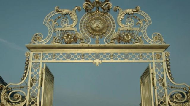 The grille Royale du Château de Versailles in Versailles S01E08