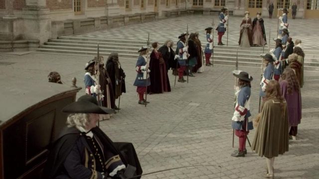 The Royal court of the palace of Versailles in Versailles S01E08
