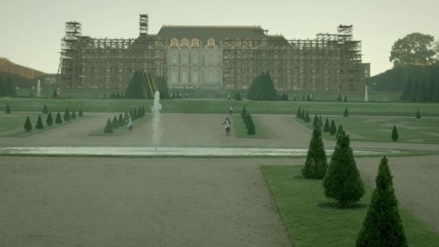 The gardens of the palace of Versailles in Versailles S01E10