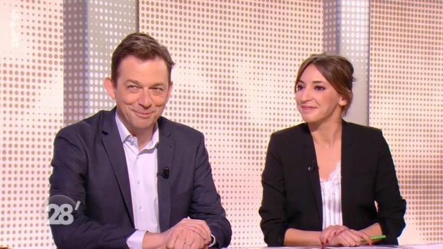 The top with stripes and lace Nadia Daam in 28 minutes of 16/03/2018