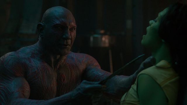 Drax le Destructeur (Dave Bautista) couteaux comme on le voit dans les Gardiens de la Galaxie Vol. 2