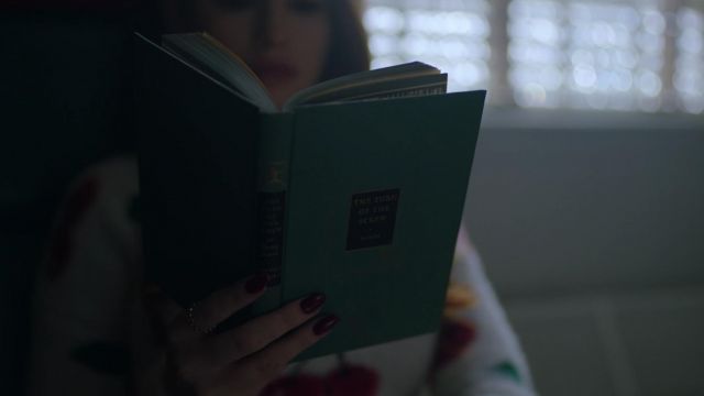 The book "The Turn of Nut" (The Turn of The Screw) horrifies Cheryl Blossom (Madelaine Petsch) in Riverdale S02E16