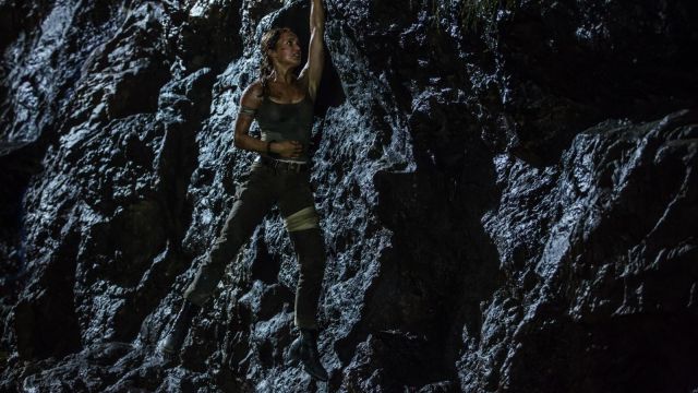 The replica of the costume of Lara Croft (Alicia Vikander) in Tomb raider