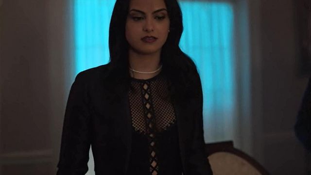 La robe noire de Veronica Lodge (Camila Mendes) dans Riverdale S02E03